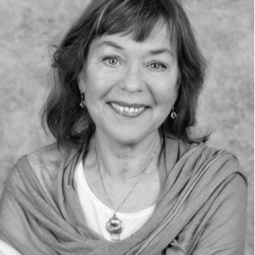 Porträtt av Anette Gustafsson Ingerlund, terapeut inom medial vägledning och kundaliniyoga i Göteborg.
