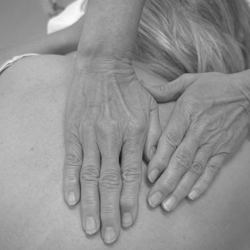 Lugnande taktil massage av armar och händer för frisättning av oxytocin mot utmattning.