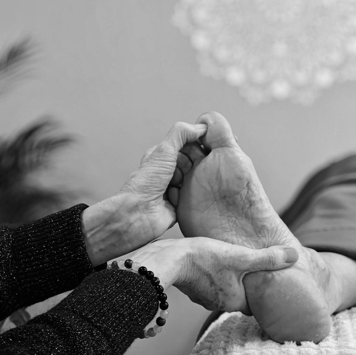 Djupgående svensk klassisk massage av rygg och axlar hos Atlantis Wellness i Göteborg.