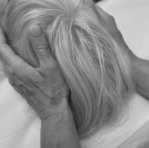 En osteopat som utför skonsam mobilisering och kraniell osteopati på en patient.